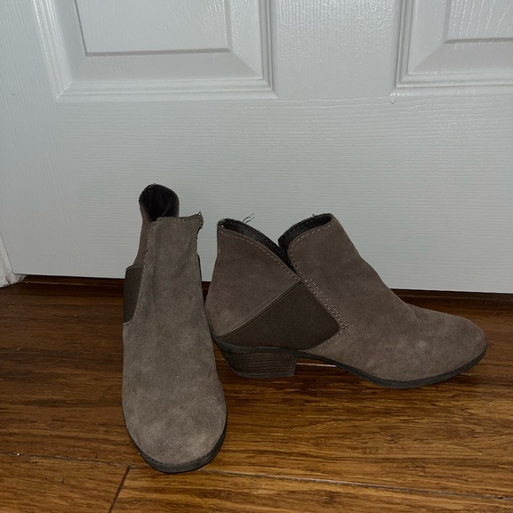 Low heel suede ankle boot - Picture 3 of 5